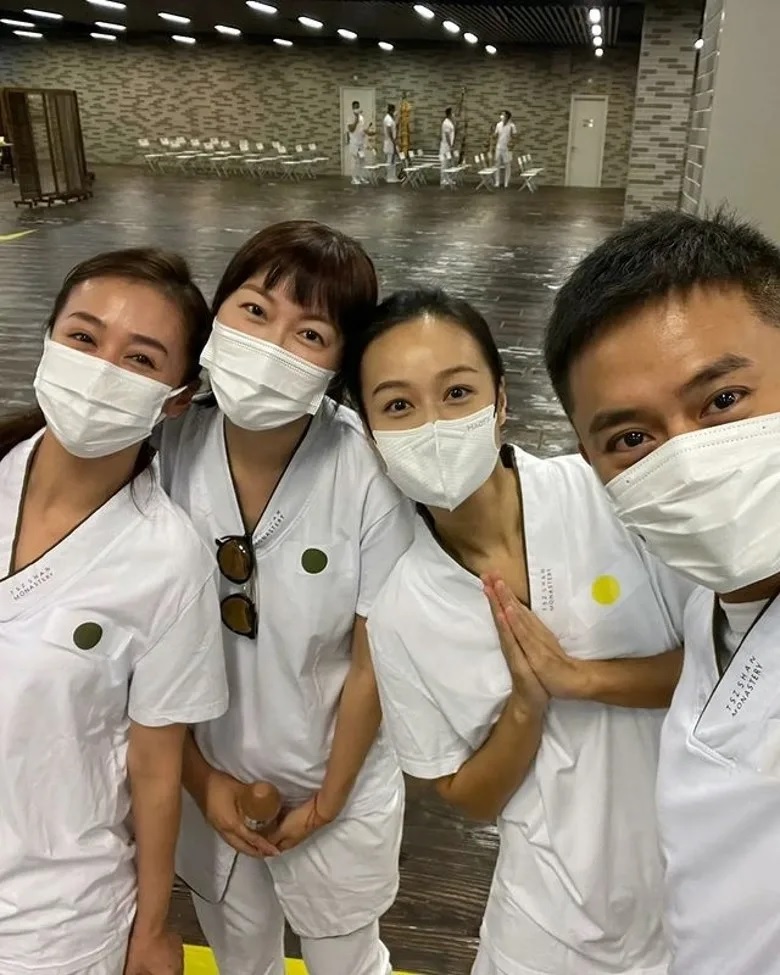 2 黃心穎（右二）相隔大半年再出現喺社交網！.jpg