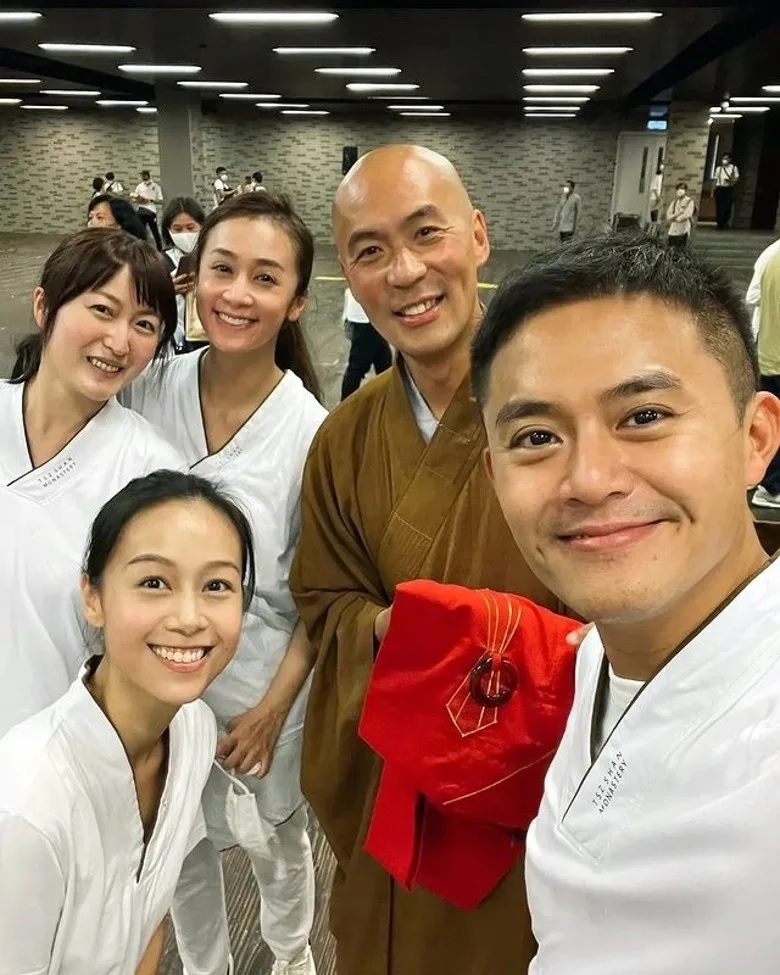 5 前演員林偉亮（衍偉法師）（右二）同佢哋一齊影相！.jpg