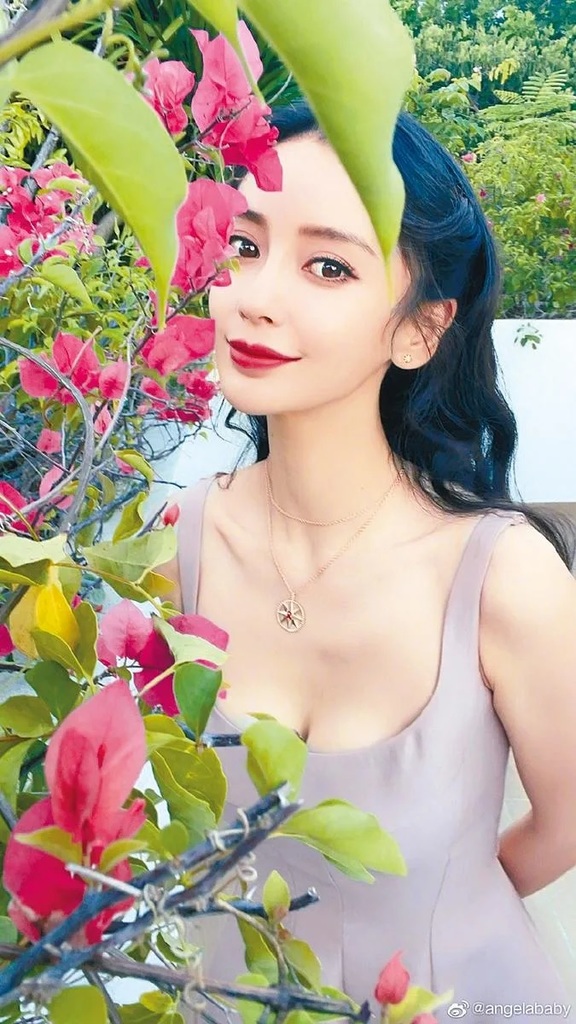 1 Baby一向瘦底，所以頸項望落亦特別長。.jpg