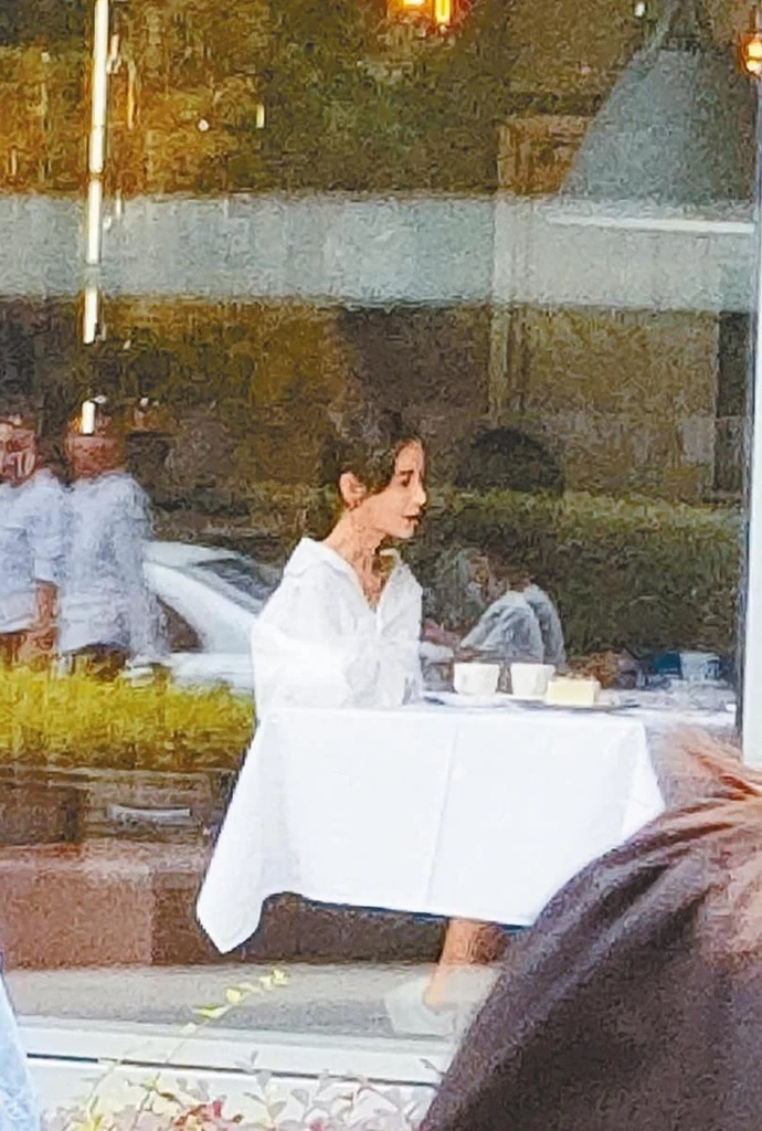 2 Baby體形纖薄得有如紙片人。.jpg