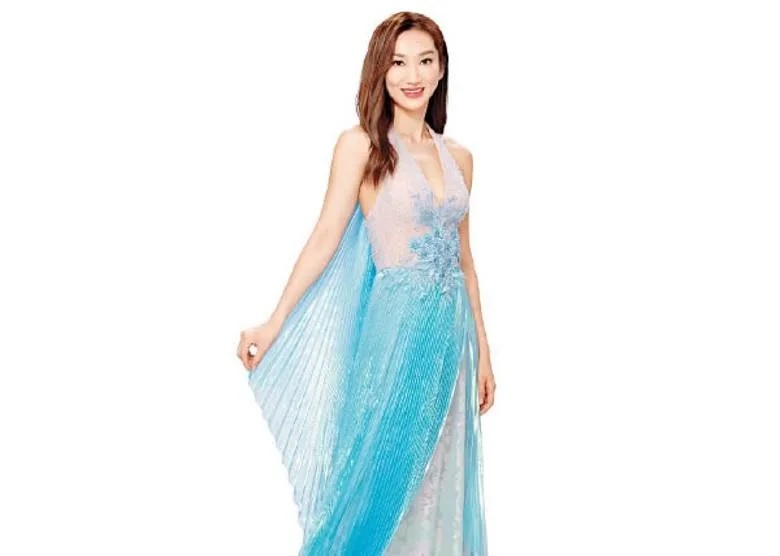 1 王嘉慧這身晚裝，有如蝴蝶展翅。.jpg