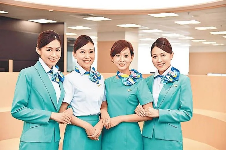 大灣區航空機艙服務員制服以湖水綠色作主調。.jpg