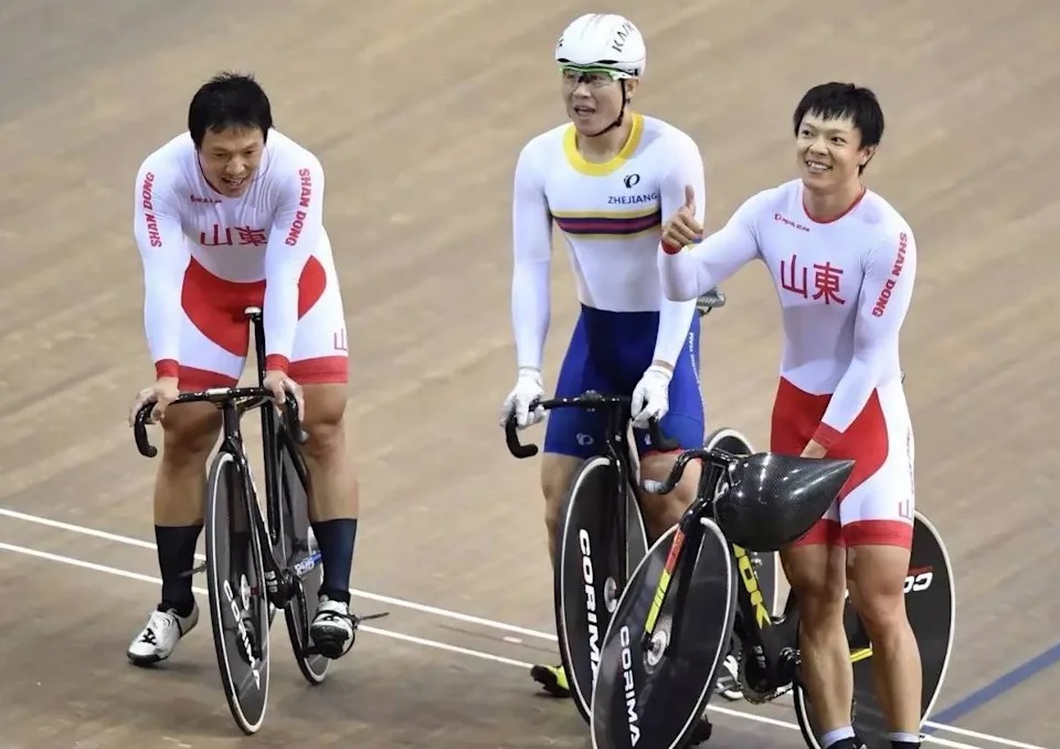 4 男運動員一樣尷尬！.jpg
