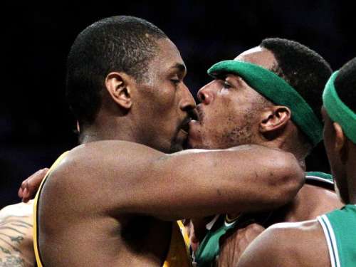 837446593-ron-artest-kissing-pierce-nba-funny-photos.jpg