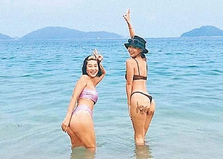 樂宜（右）孖好友「晒月光」，網民大飽眼福。.jpg