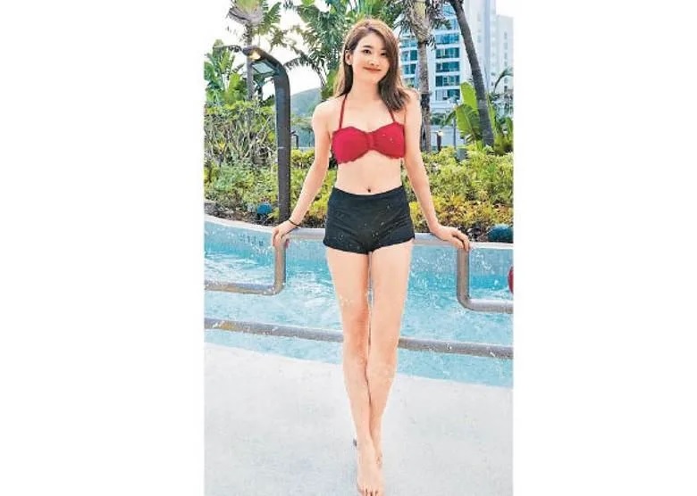 鄧佩儀穿紅色比堅尼Top搶鏡，加碼放送長腿。.jpg