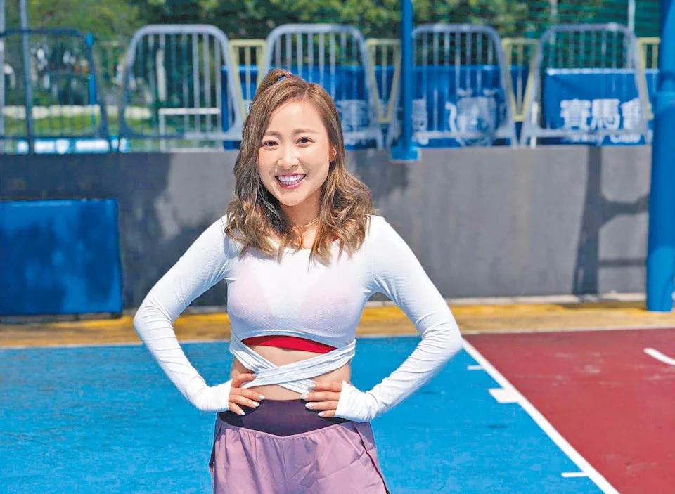 畢竟已是秋天，所以黃美棋也在泳衣外加上白tee。.jpg
