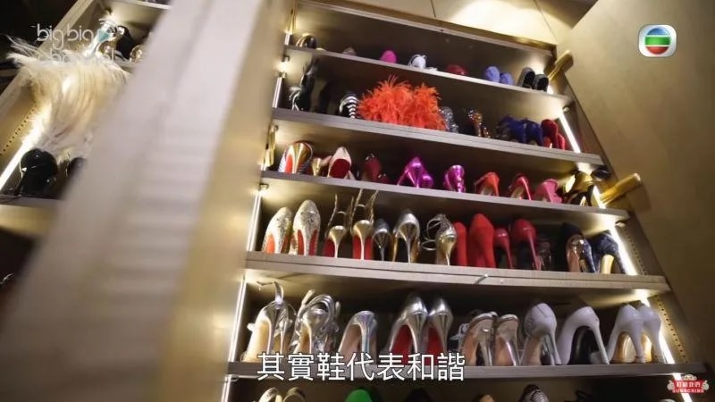 5 關之琳高跟鞋堆滿一面牆。.jpg