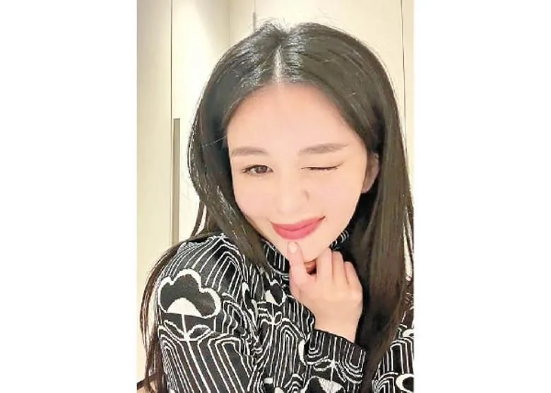 沈月單眼甜笑，冧暈不少網民。.jpg