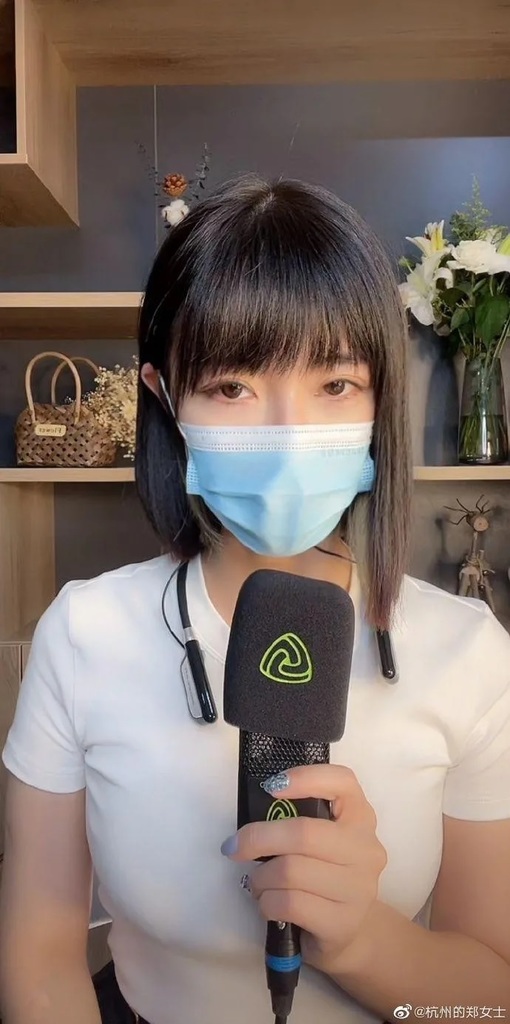 4 鄭女士開直播仍以口罩遮臉。.jpg