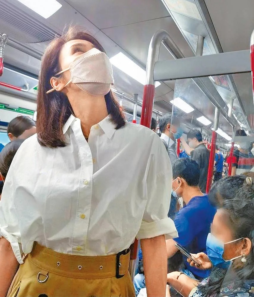 黎姿並沒有揀選在無人的時候才搭港鐵。.jpg