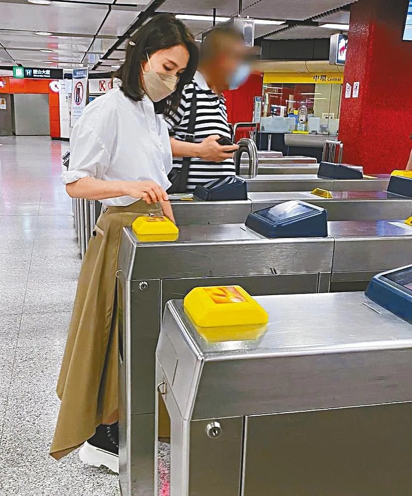 從背景路牌可知，黎姿所在是中環港鐵站。.jpg