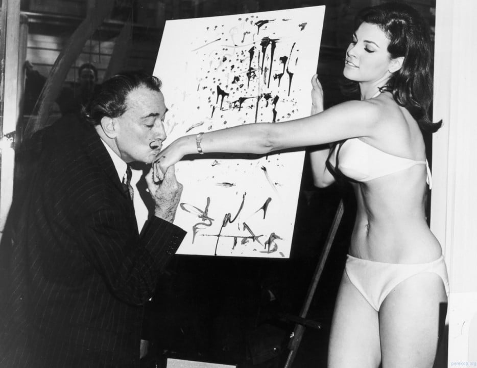 45-rare-photos-of-famous-moments-in-history-41達利在完成拉寇兒薇芝的畫像後親吻她的手。[1965.jpg.jpg