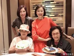 3 林青霞（右二）瘦身後首次現身社交場合。.jpg
