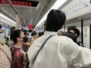 3 周迅搭地鐵的模樣被網友拍下。.jpg
