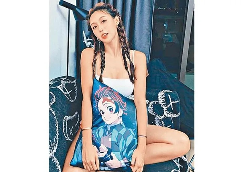 大家請把視線向上移，樂宜係講緊粉紅色頭髮。.jpg