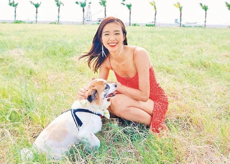 曾淑雅踎低玩狗，笑容甜死人。.jpg