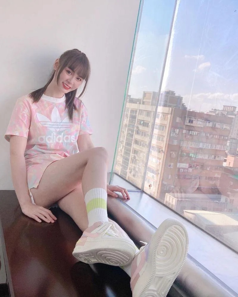 4 短今秀細長美腿。（圖／短今IG）.jpg