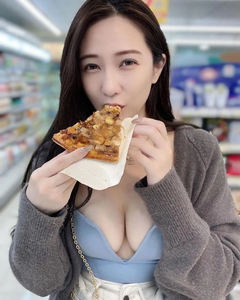 3 徐恩在便利商店大啖披薩，好身材讓人無法忽視。.jpg