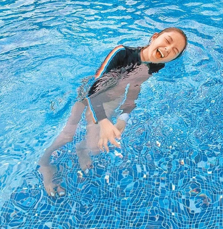 蘇麗珊落水後笑開懷，十足大細路。.jpg