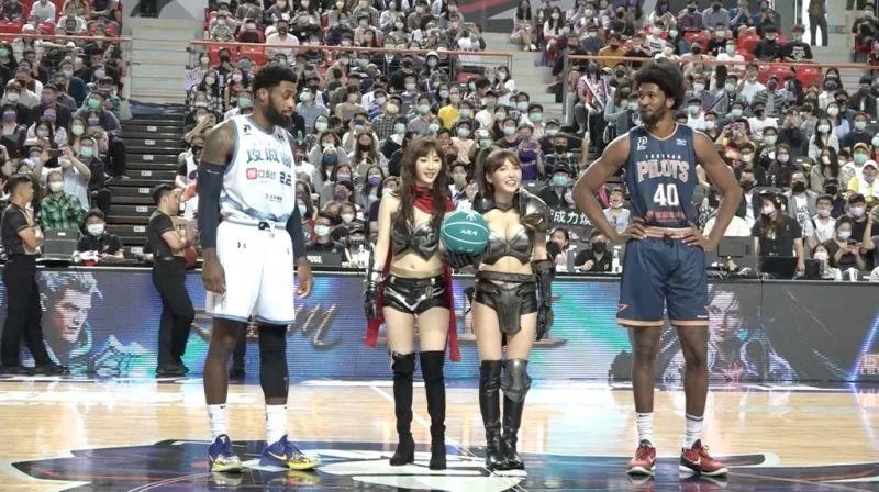 6 何美（右二）、小茉莉（左二）參與新竹攻城獅開球 。.jpg
