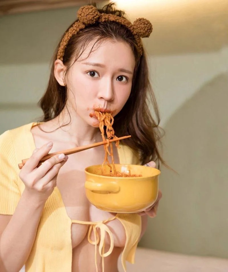 5 林莎性感吃麵。.jpg