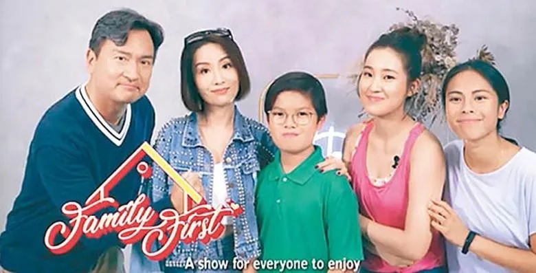 3 黃子雄（左）、胡蓓蔚（左二）及黃碧蓮（右二）有份拍《Family First》。.jpg.jpg