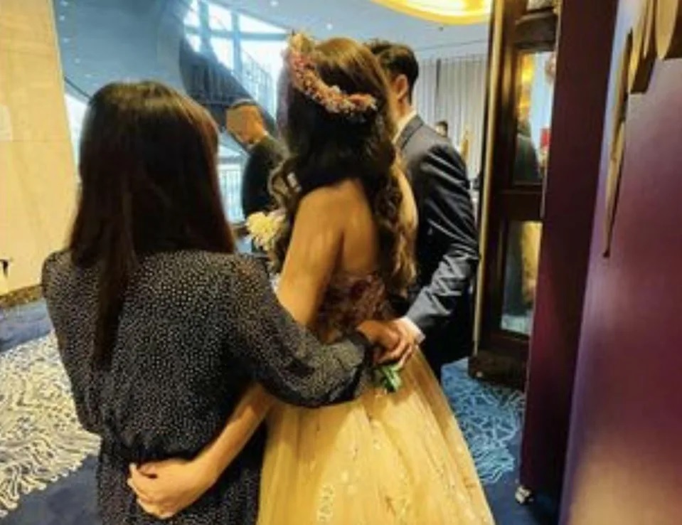 1 近日一張新郎在新娘背後偷偷牽手女賓客的照片爆紅，引發討論。.jpg.jpg