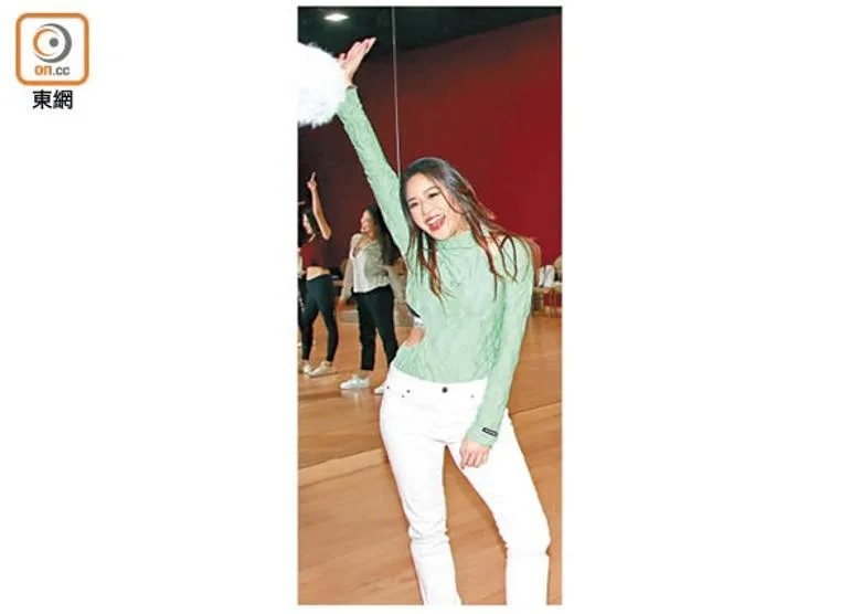 1 邵珮詩練舞時，Big爆上圍彈彈吓，.jpg
