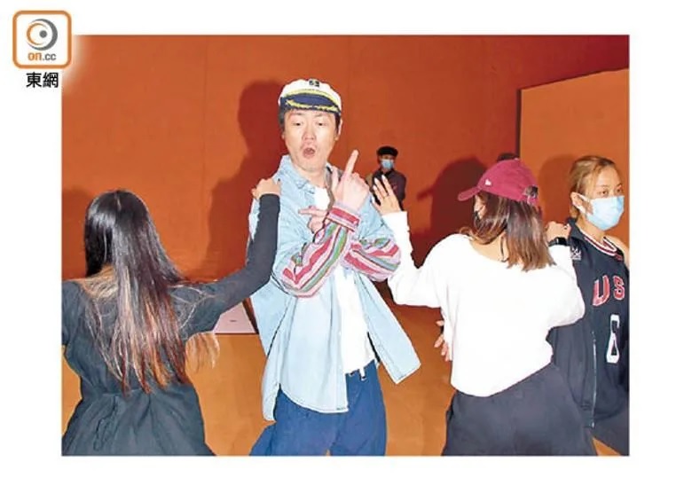 3 李思捷將會模仿多位歌星跳唱串燒歌。.jpg