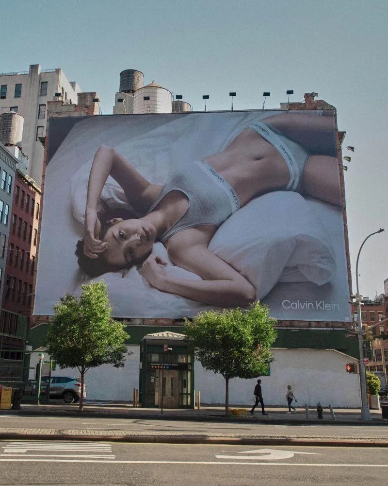 3 JENNIE的代言美照曾刊登在紐約街頭。.jpg