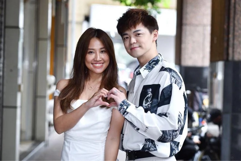 2 鄭羽凡（左）與徐少麟（右）一起搭檔網路節目《鄉民萬歲》。.jpg