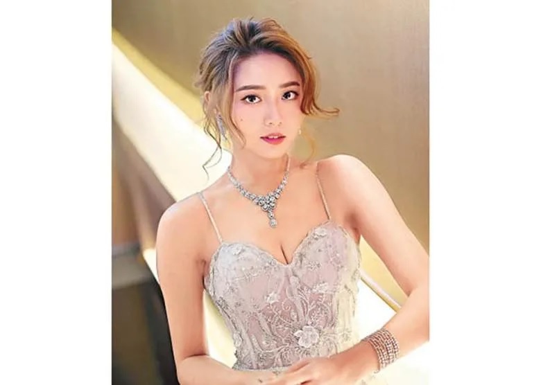 戴祖儀爆乳晚裝 發放正能量.jpg