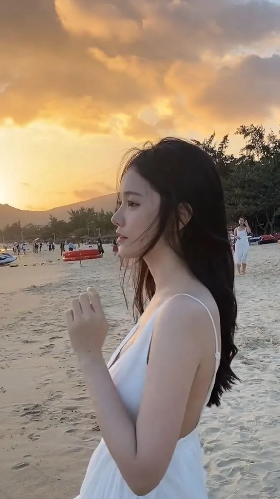 2 林妍柔穿細肩帶白裙看海，好身材全現形。（.jpg