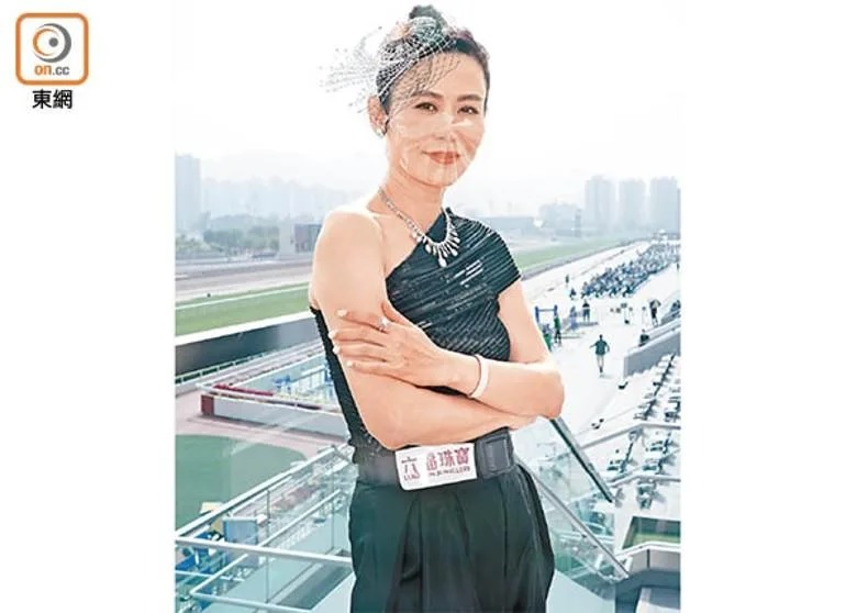 1宣萱配上300萬鑽飾現身馬場，成為全場焦點。.jpg
