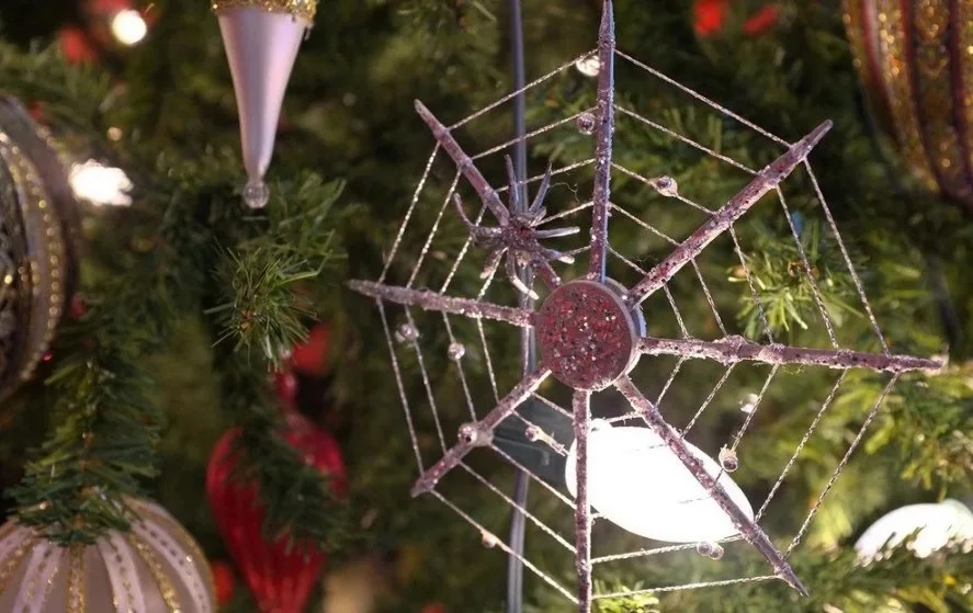 5. 烏克蘭人掛蜘蛛網做聖誕樹裝飾.jpg