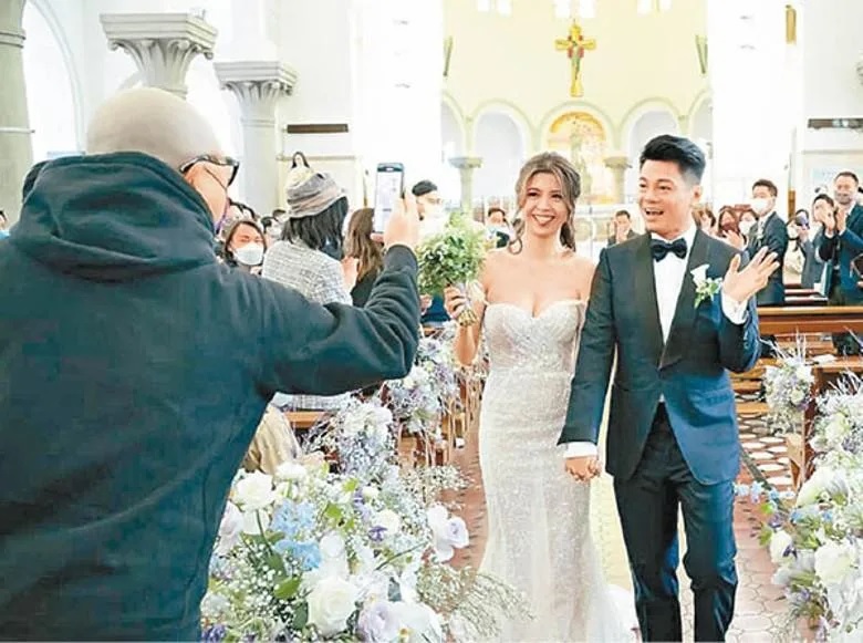 2 一對新人在親友見證下舉行婚禮，Bob化身攝影師。.jpg