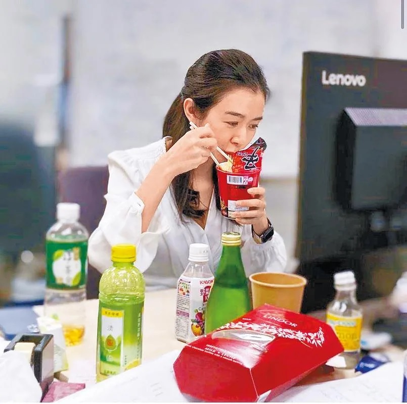 麥明詩就連食杯麵都對 電腦，夠晒努力。.jpg