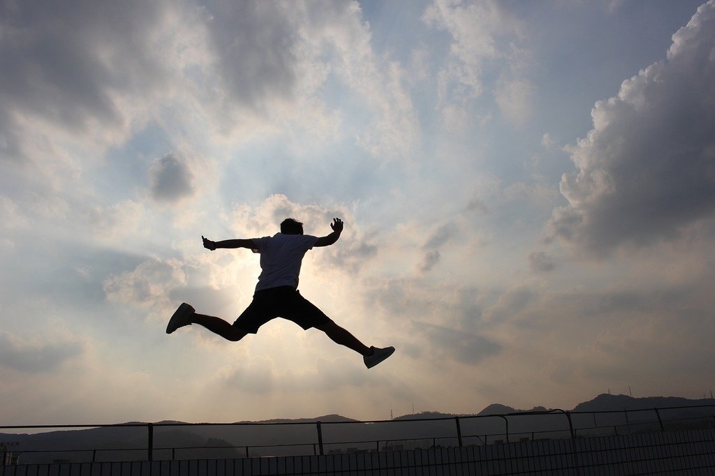 jump-2500511_1280.jpg