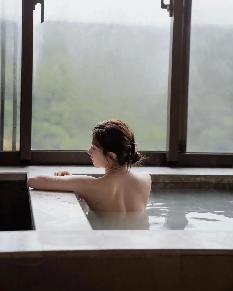 8 游涵君秀白淨美背。.jpg