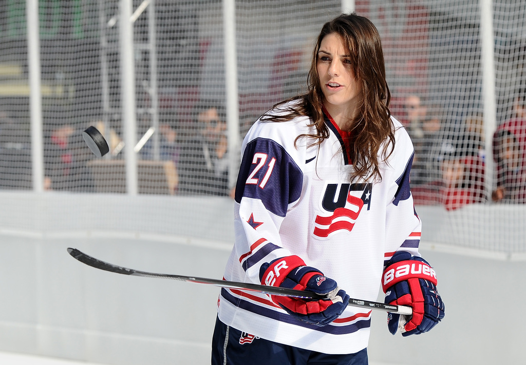 nu-cuoi-toa-nang-cua-vdv-khuc-con-cau-hilary-knight-135e86.jpg