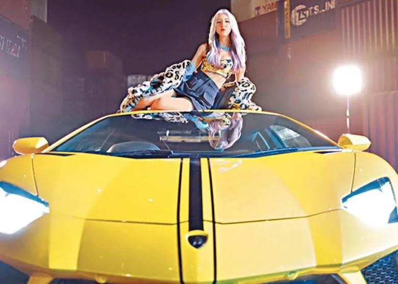 譚嘉儀配合MV風格，坐上車頂晒型格。.jpg