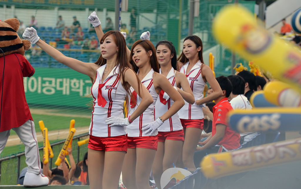 136_0170-kia-tigers-korean-cheerleaders.jpg