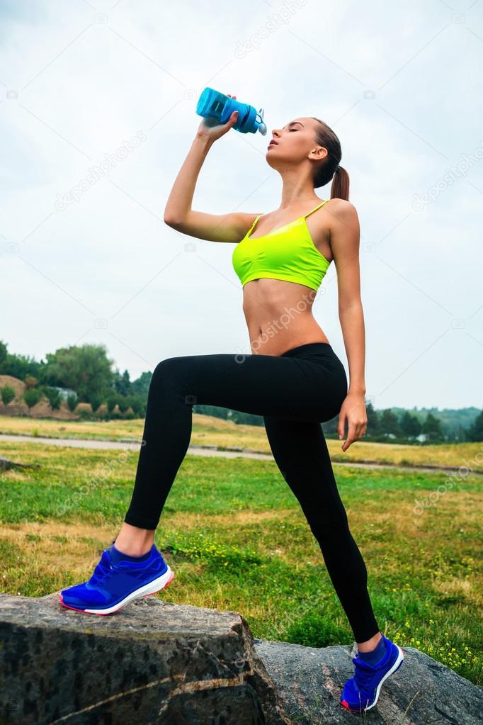 depositphotos_80727508-stock-photo-a-sport-girl-drink-water.jpg