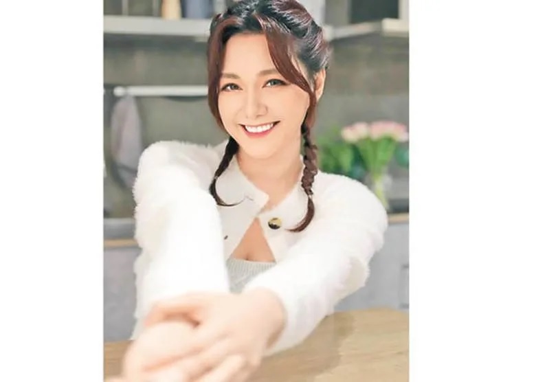 湯洛雯晒事業線 玩男友視角.jpg