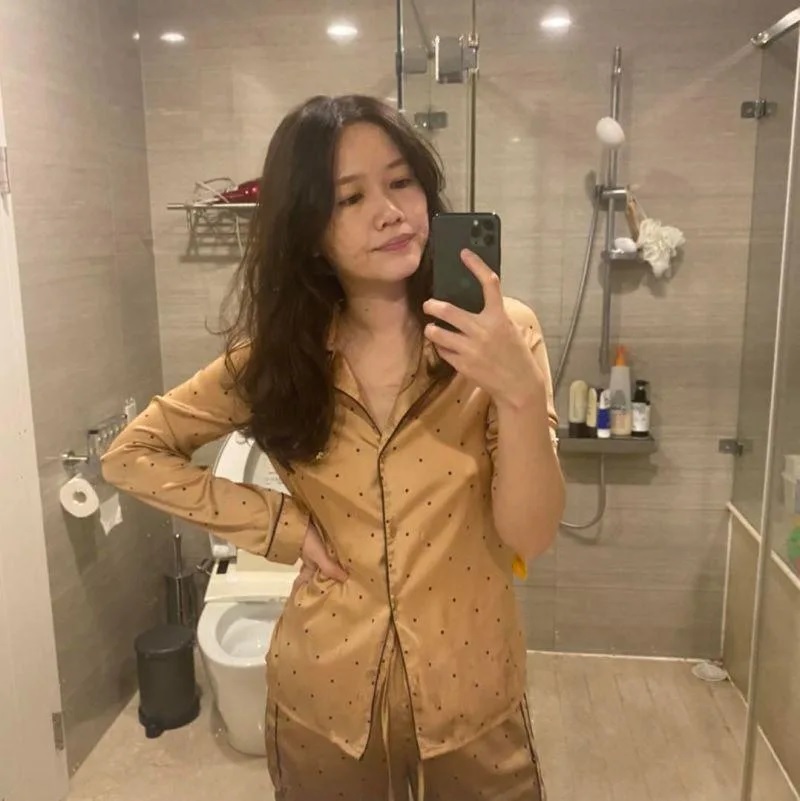 4 吳欣岱穿睡衣攬鏡自拍。.jpg