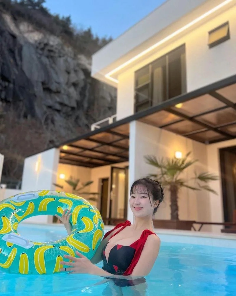 7 連身泳衣包不住聖熙的好身材。.jpg