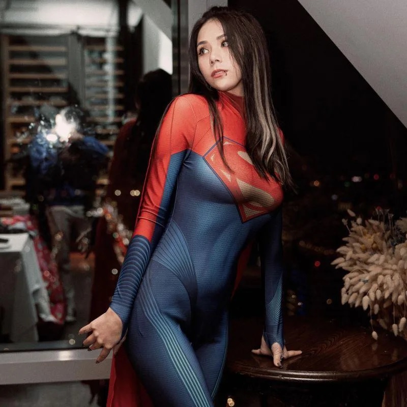 2 蕾拉在公司尾牙打扮成女超人，性感身材全都露。.jpg