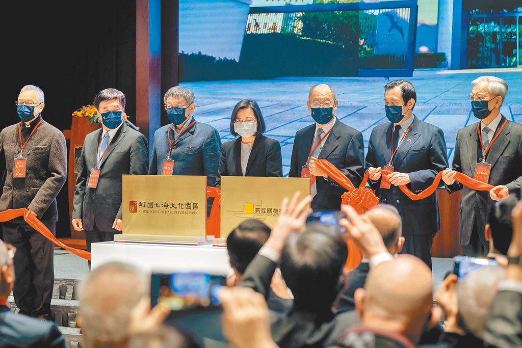 開幕典禮，與 連戰 （右起） 、馬英九、錢復、柯文哲、郝龍斌、朱雲漢  共同揭牌.jpg.jpg