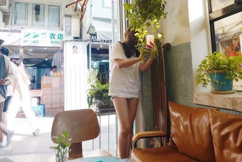 4 不過佢呢身打扮更引起網民注意，十足冇着褲。.jpg